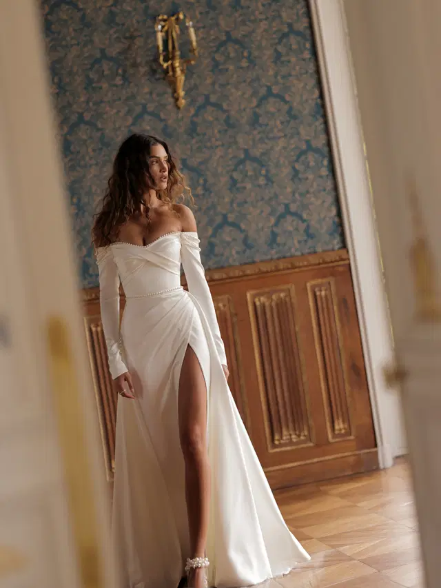 Rios by Wona Concept: Mermaid silhouette, sweetheart neckline, long sleeves, satin