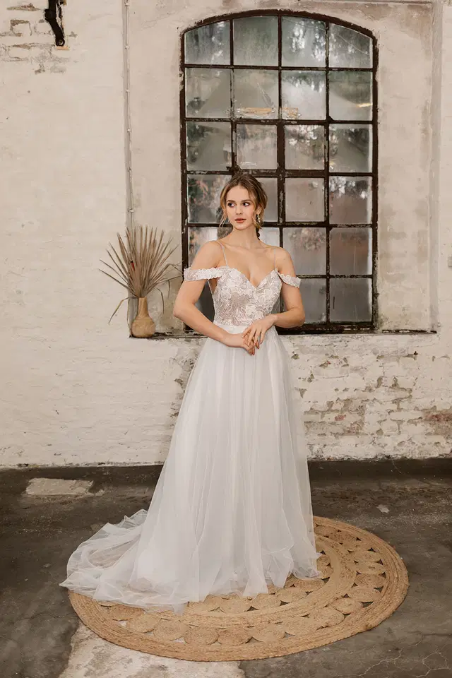 ROXY by Esther Hofmann: A-Line silhouette, sweetheart neckline, detachable sleeves, lace