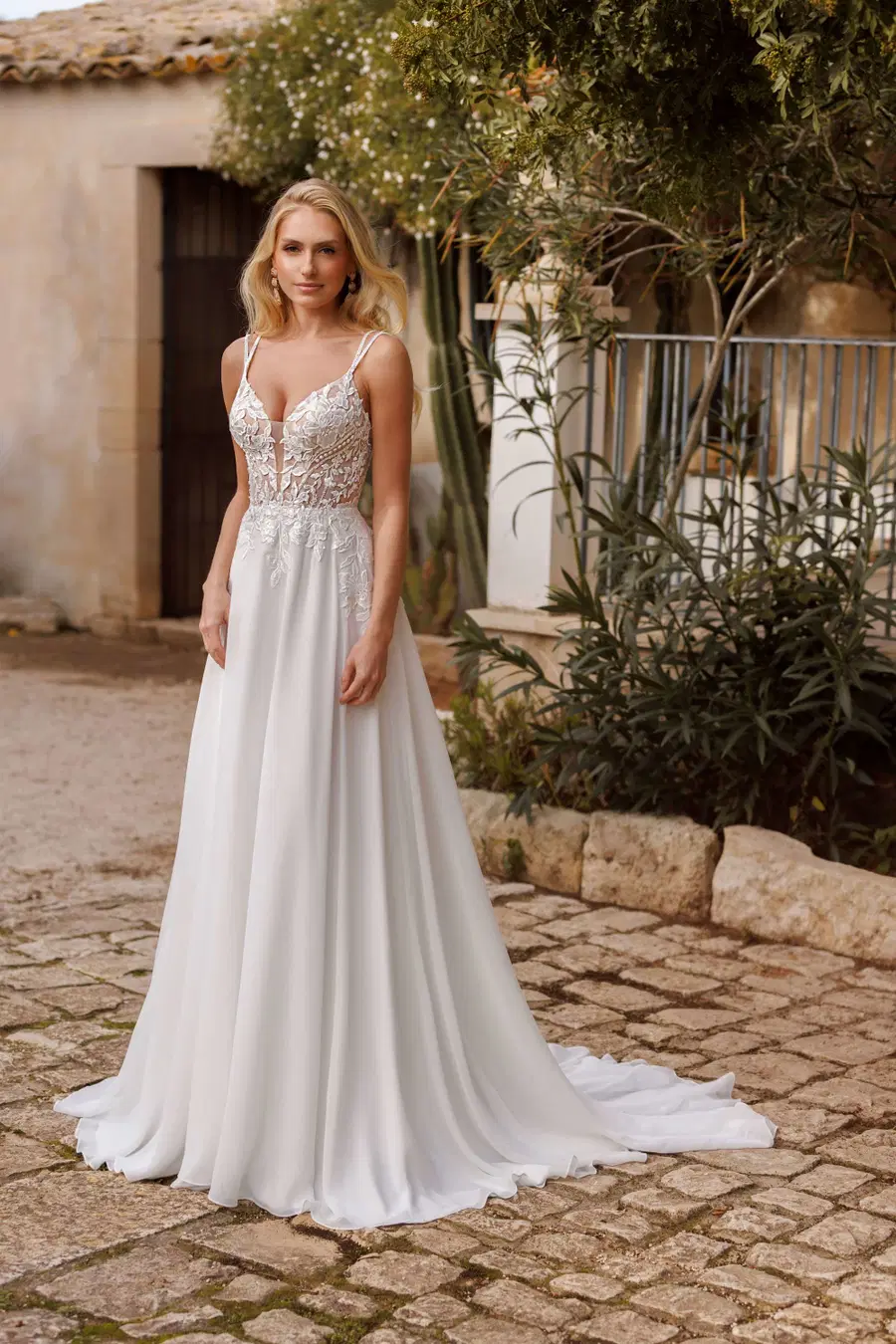 Kherington by Jarice: A-Line silhouette, V-neck neckline, chiffon