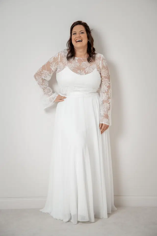 Top Safi Curvy by noni Selected: Two-Piece silhouette, boat neck neckline, long sleeves, lace