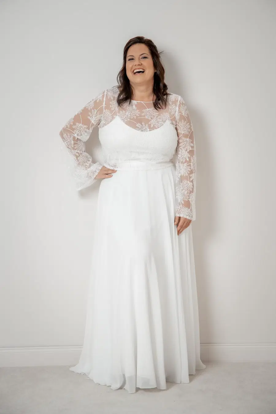 Top Safi Curvy by noni Selected: Two-Piece silhouette, boat neck neckline, long sleeves, lace