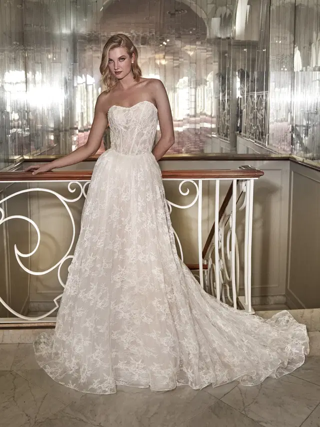 CHAMOMIL by Pronovias Privée: Princess silhouette, sweetheart neckline, sleeveless, lace