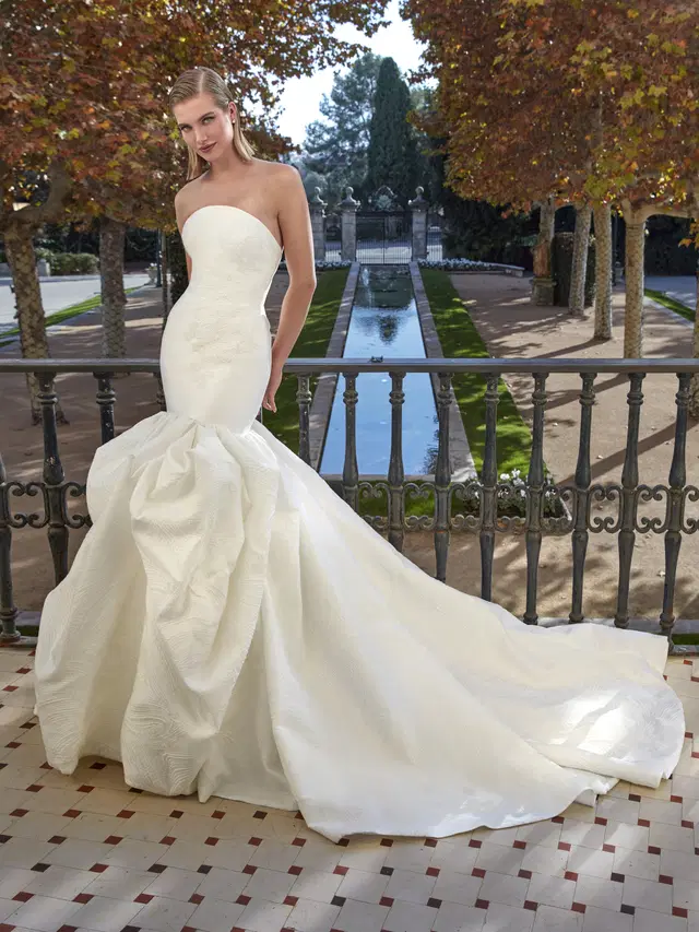 LILIAN by Pronovias Privée: Mermaid silhouette, straight neckline, sleeveless, satin
