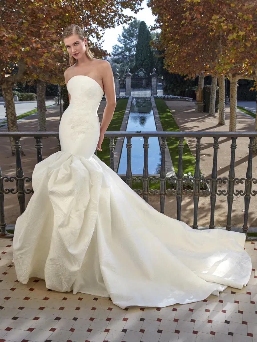LILIAN by Pronovias Privée: Mermaid silhouette, straight neckline, sleeveless, satin