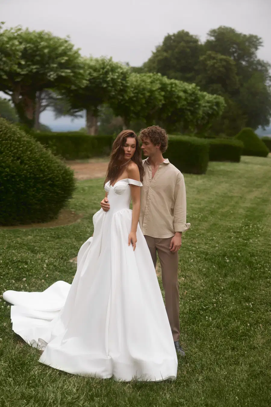 Yolande by Anne Mariée: A-Line silhouette, off-shoulder neckline, satin
