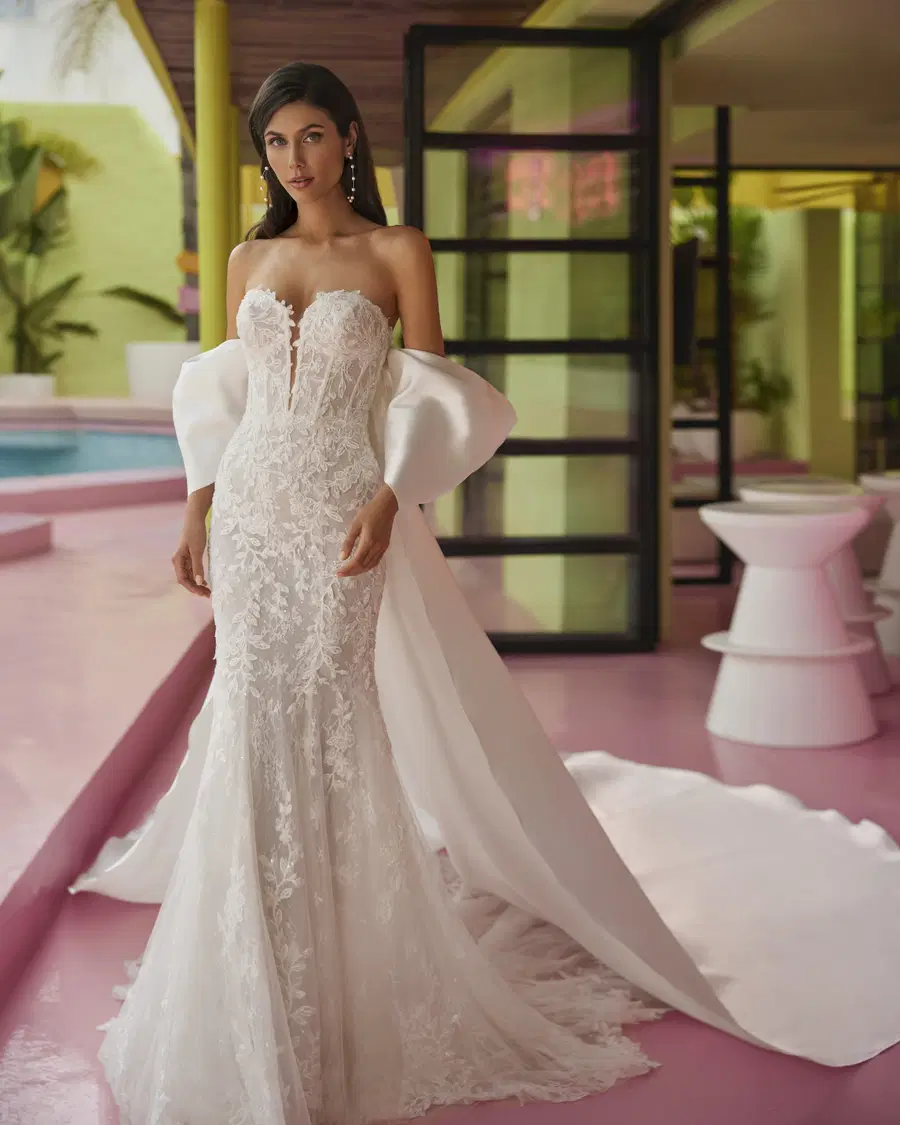 Jayde by Luna Novias: Mermaid silhouette, sweetheart neckline, sleeveless, lace