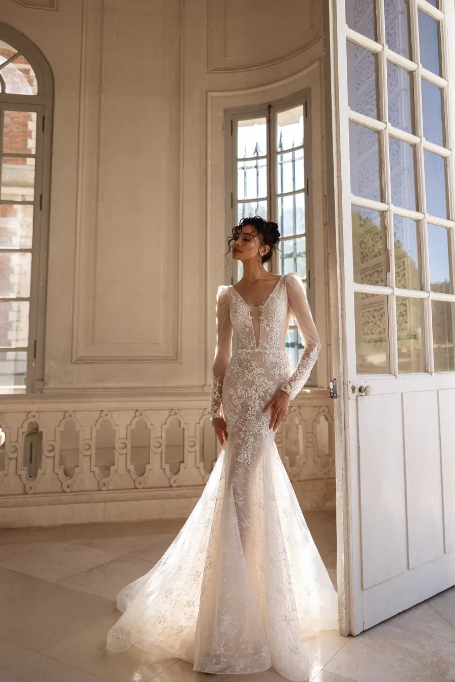Pavlina by Ella Novia: Mermaid silhouette, V-neck neckline, long sleeves, lace