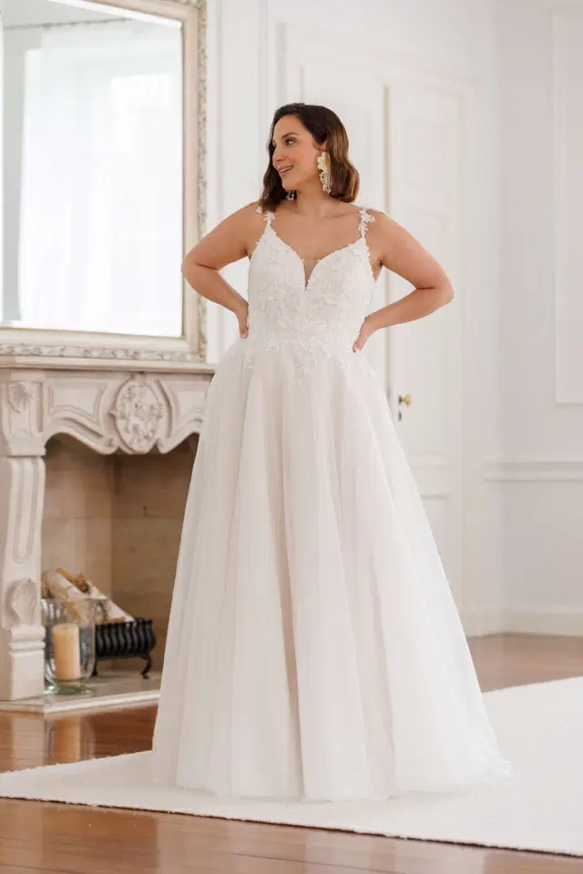 Cathryn by Jarice: A-Line silhouette, V-neck neckline, tulle