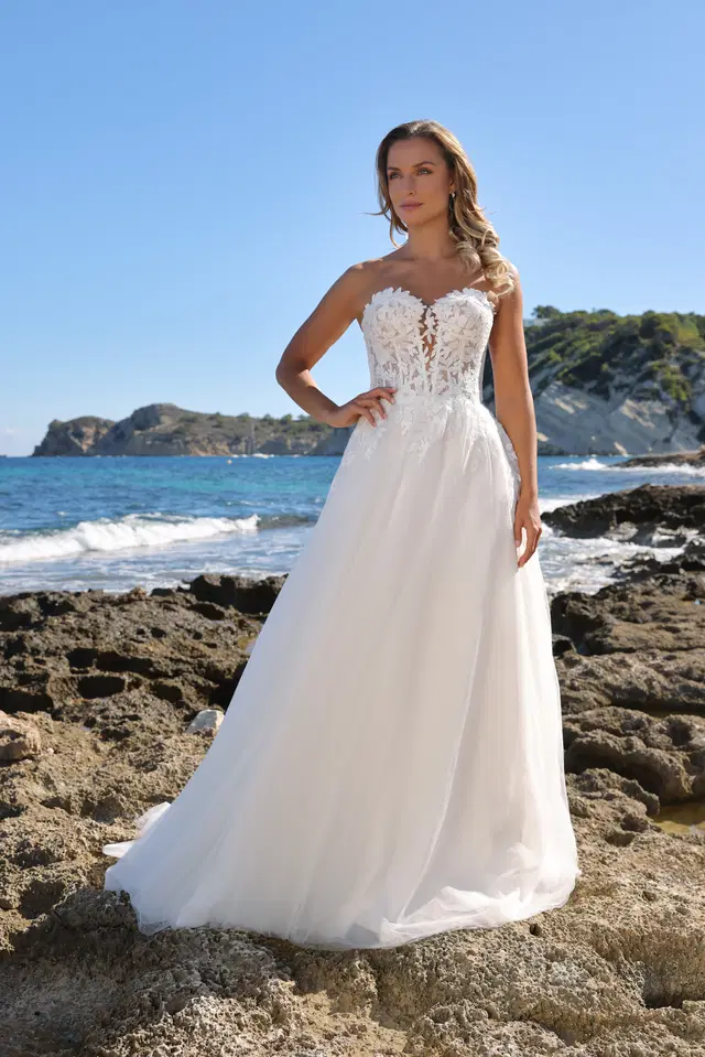 Amira by Azuree Bridal: A-Line silhouette, sweetheart neckline, lace