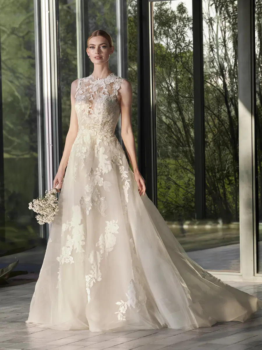 RIANNE by Pronovias: A-Line silhouette, scoop neckline, sleeveless, lace