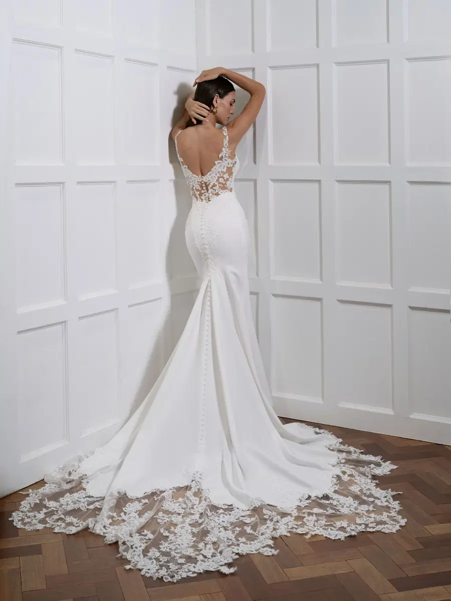 Cortina by Avenue by Josephine Scott - view 2 of 8