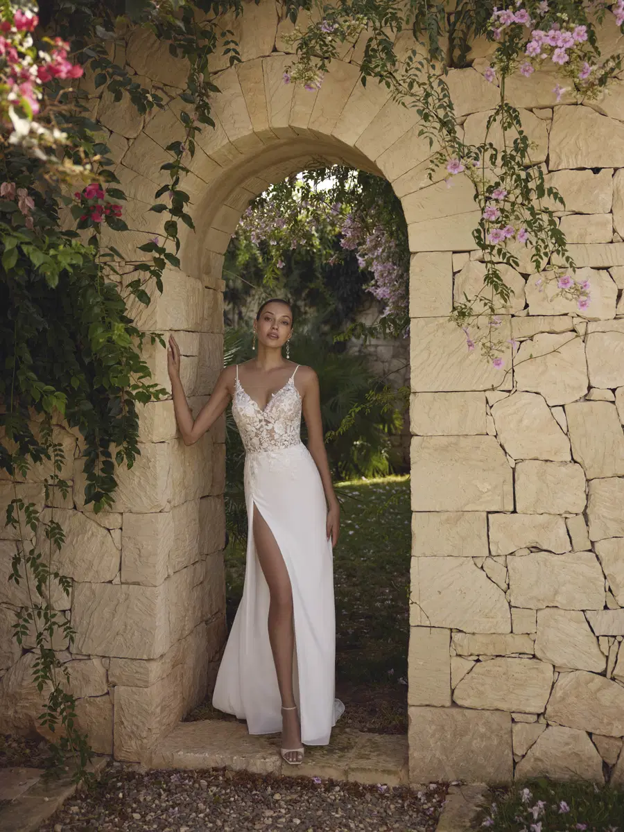 Glamour by Modeca Bridal: Fit & Flare silhouette, V-neck neckline, chiffon, sweep / brush train