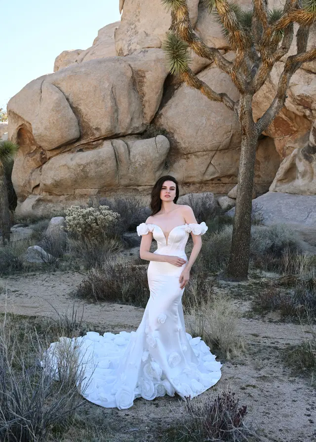 CASCADIA by Dando London: Fit & Flare silhouette, sweetheart neckline, sleeveless, satin