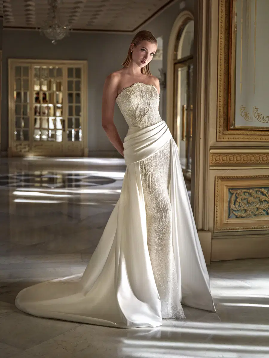 CATLEYA by Pronovias Privée: Mermaid silhouette, straight neckline, sleeveless, tulle
