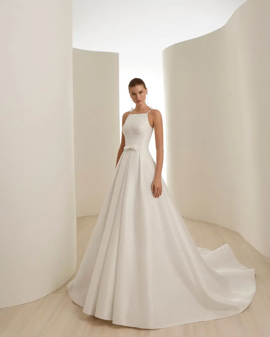 DILIA by Aire Barcelona: Ball Gown silhouette, square neckline, sleeveless, organza