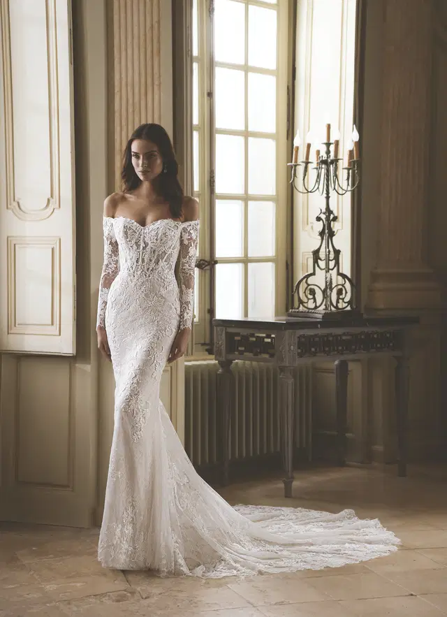 Goldie by ÉLYSÉE: Straight silhouette, semi sweetheart neckline, long sleeves, lace