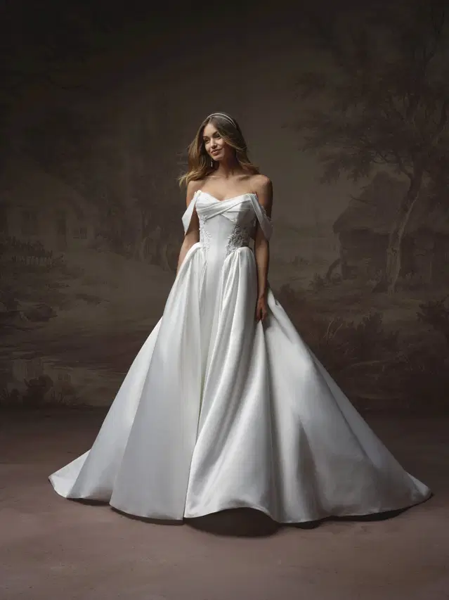 GIGI by Rebecca Ingram: A-Line silhouette, sweetheart neckline, detachable sleeves, lace