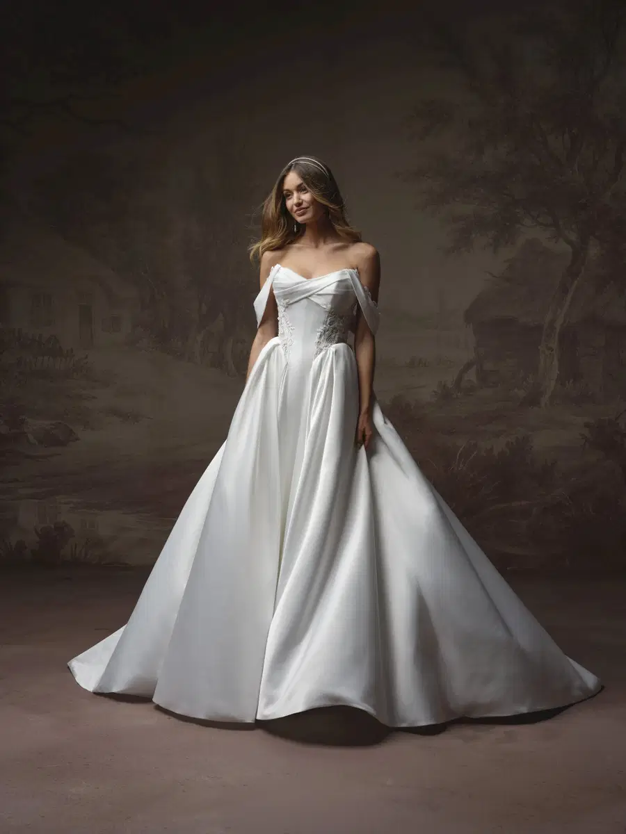 GIGI by Rebecca Ingram: A-Line silhouette, sweetheart neckline, detachable sleeves, lace
