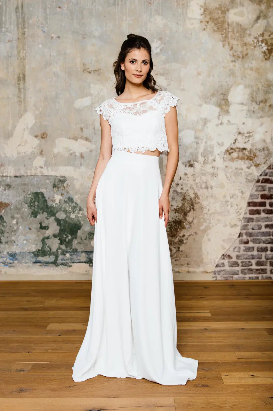 Crepe-Rock S-1030 by KUESS die BRAUT: A-Line silhouette, sweetheart neckline, short sleeves, crepe