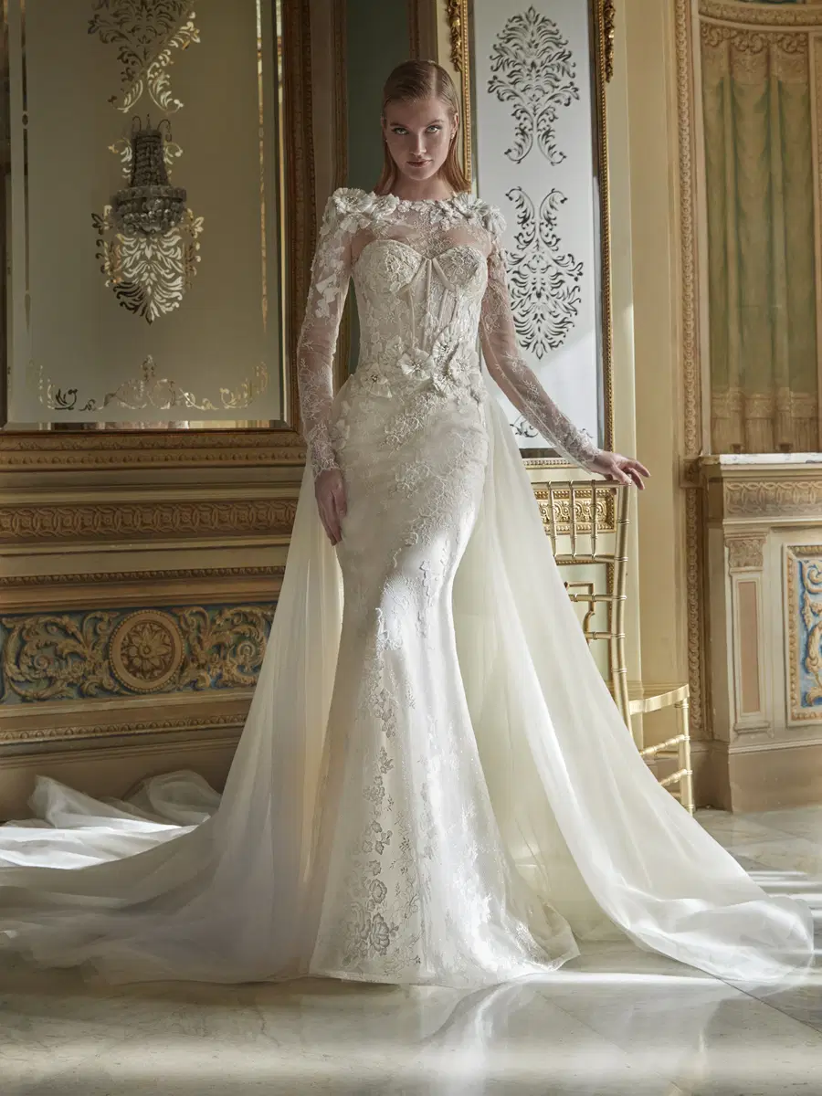 MITI by Pronovias Privée: Mermaid silhouette, sweetheart neckline, sleeveless, lace