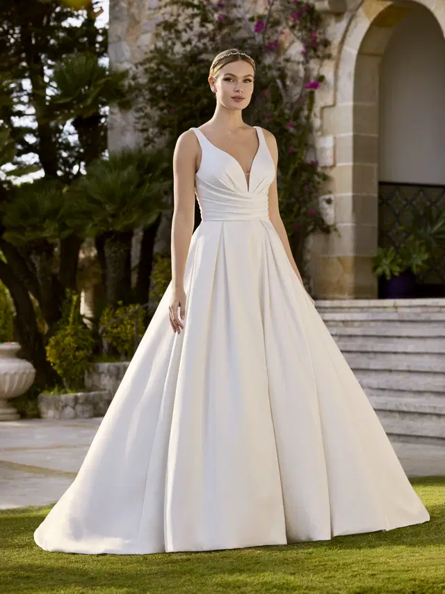 PASSIFLORA by Ladybird: Princess silhouette, V-neck neckline, sleeveless, satin