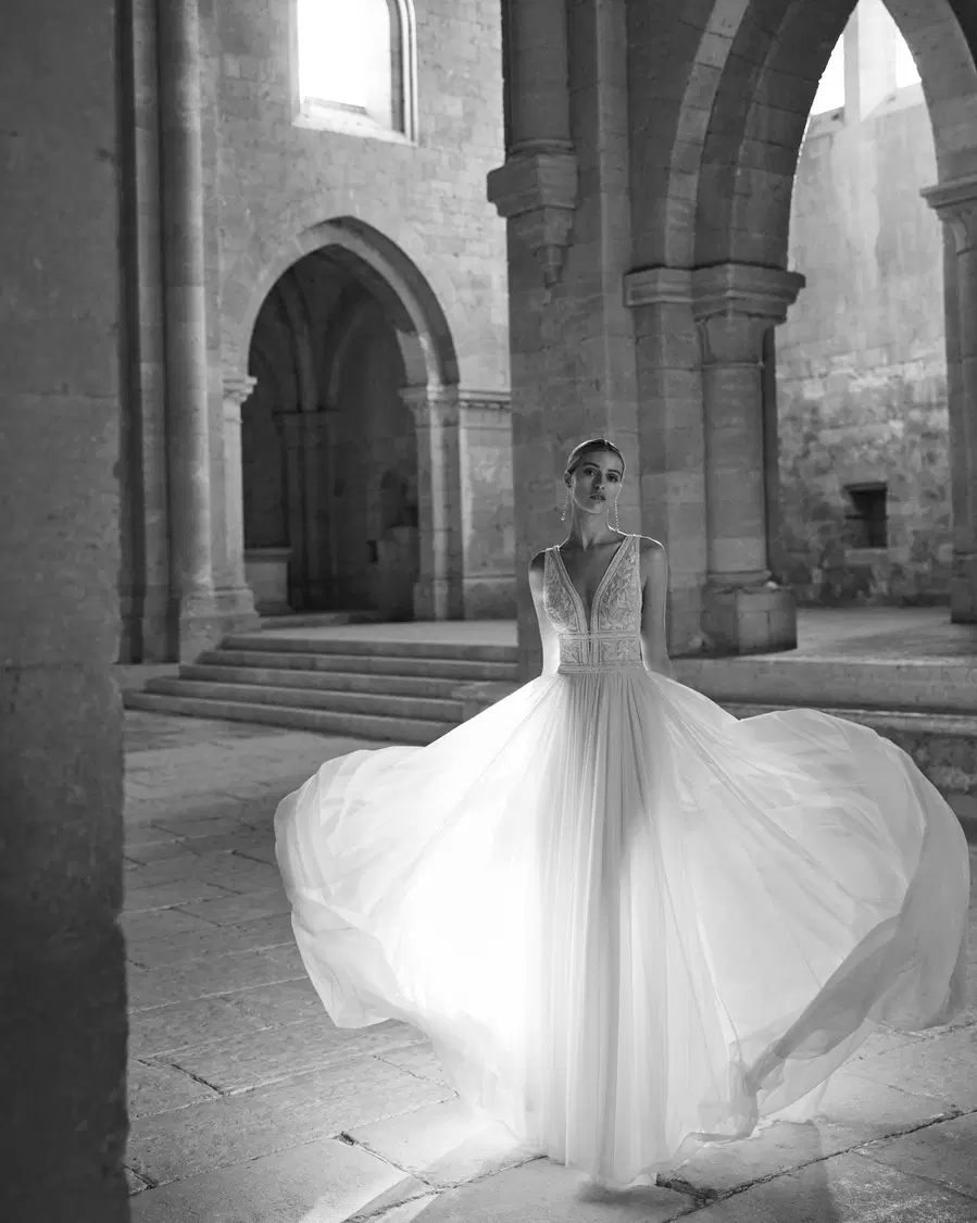 Lelia by Rosa Clara: Straight silhouette, V-neck neckline, sleeveless, lace