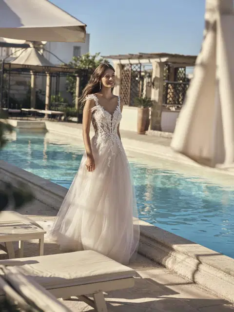 Merit Brautkleid von Modeca Bridal, Tüll, V-Ausschnitt