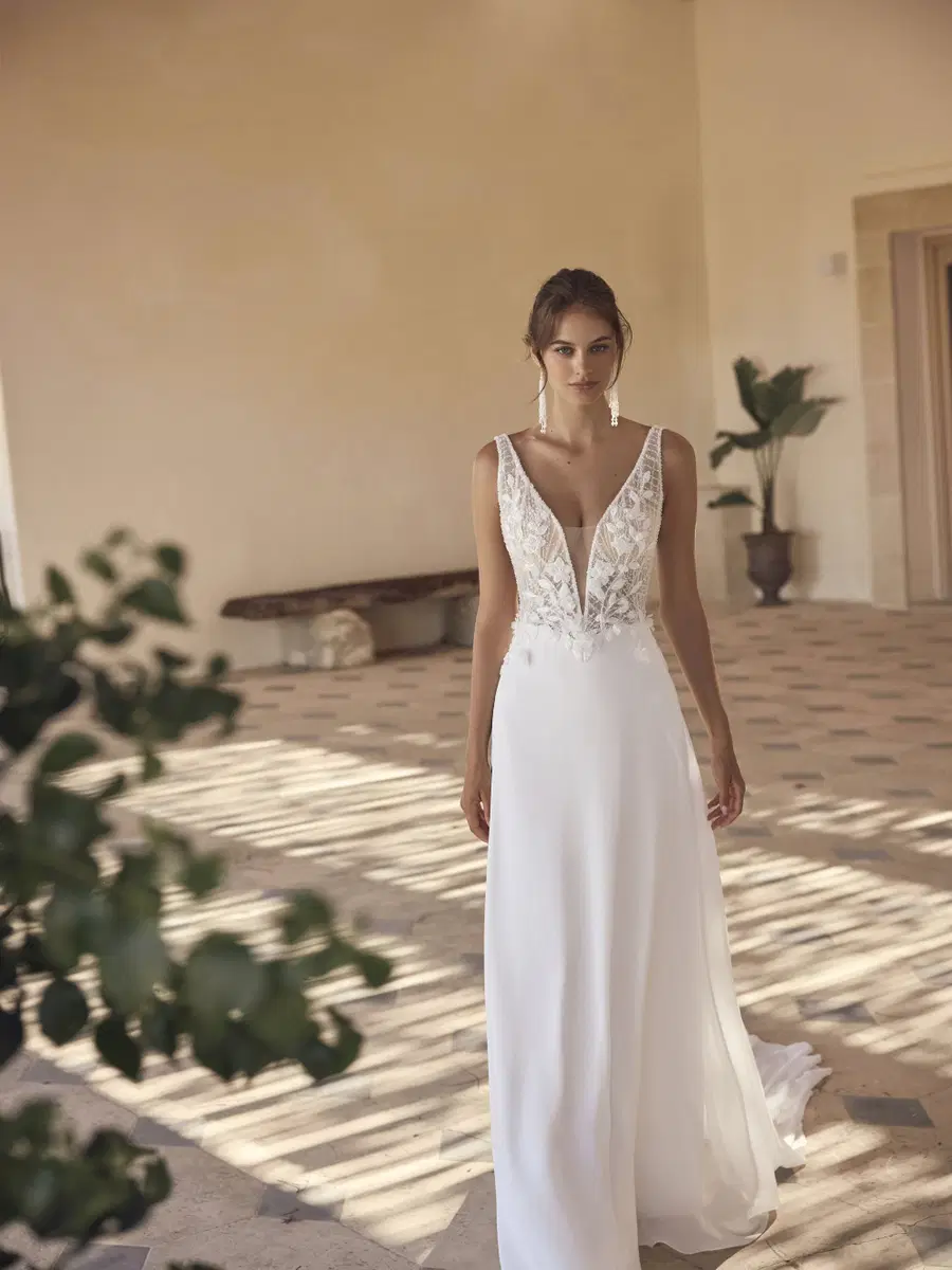 Malibu von Modeca Bridal: A-Linie, Tiefer V-Ausschnitt, Ärmellos, Spitze