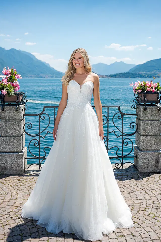 VN15 ivory by Vera Nova: sweetheart neckline, tulle, cathedral train