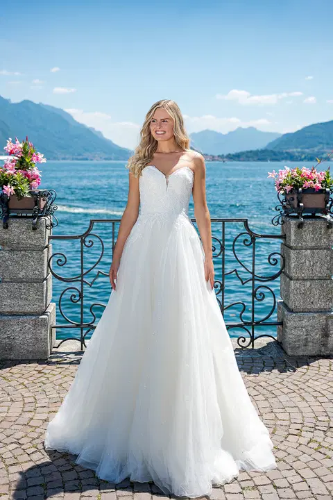 VN15 ivory wedding dress by Vera Nova, tulle, sweetheart
