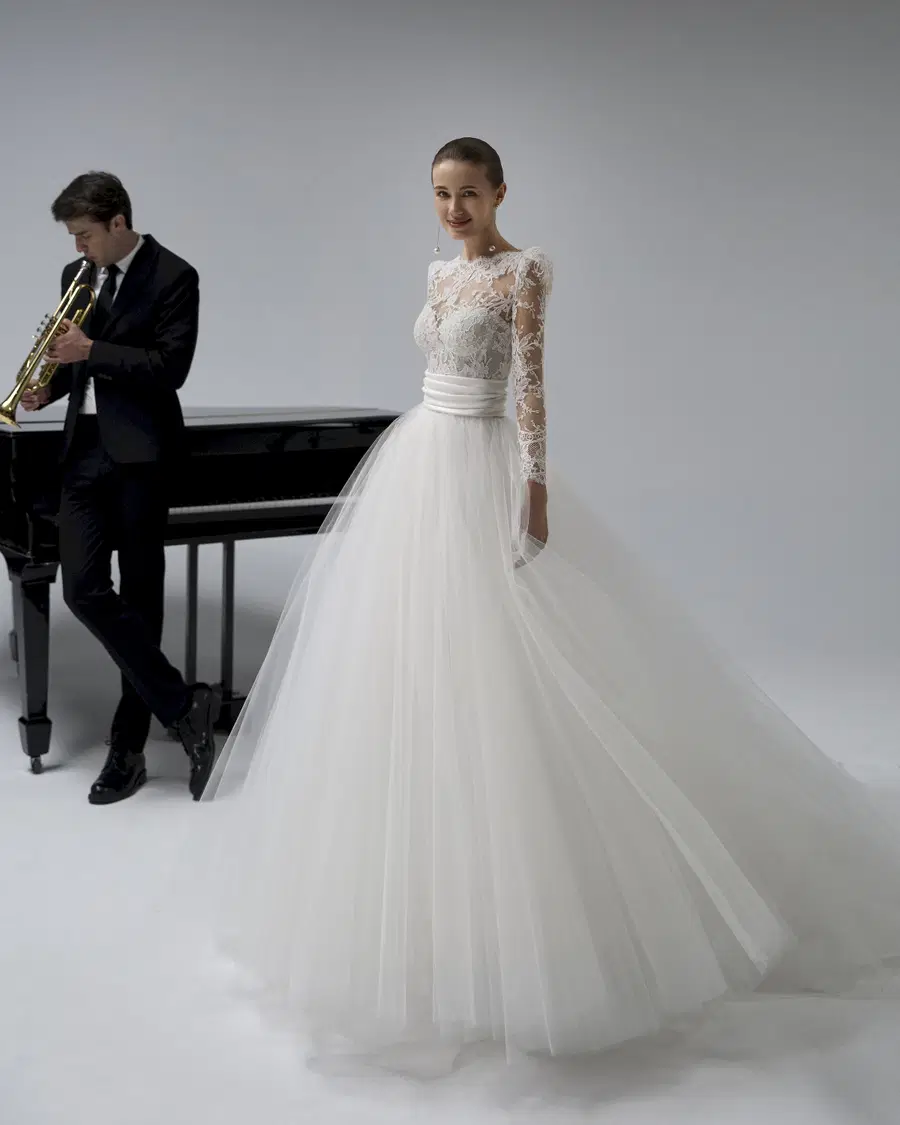 Yurey by Aire Barcelona: A-Line silhouette, boat neck neckline, long sleeves, lace