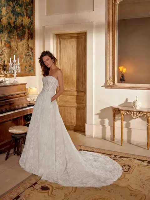 Manuela wedding dress by Justin Alexander, A-line, lace