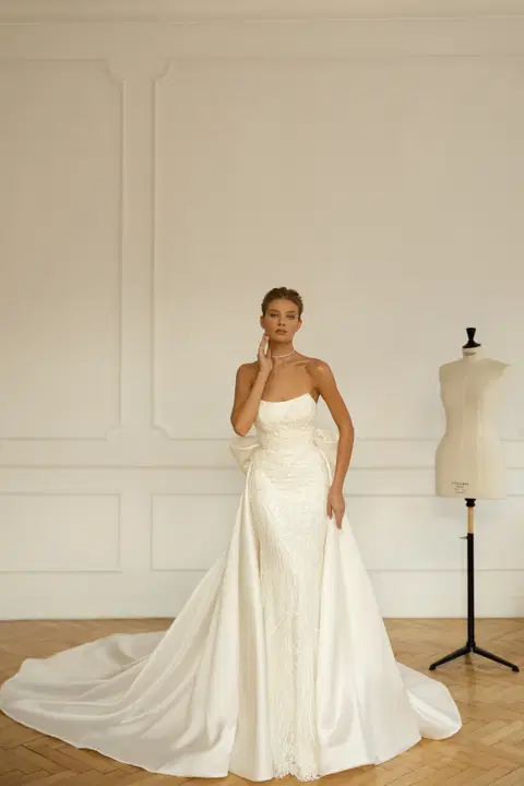 Lanvee wedding dress by Eva Lendel, fit & flare, lace