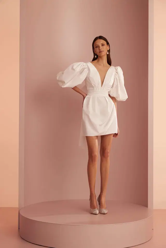 L425 by Ariamo Light: Short silhouette, deep V-neck neckline, puff sleeves, satin