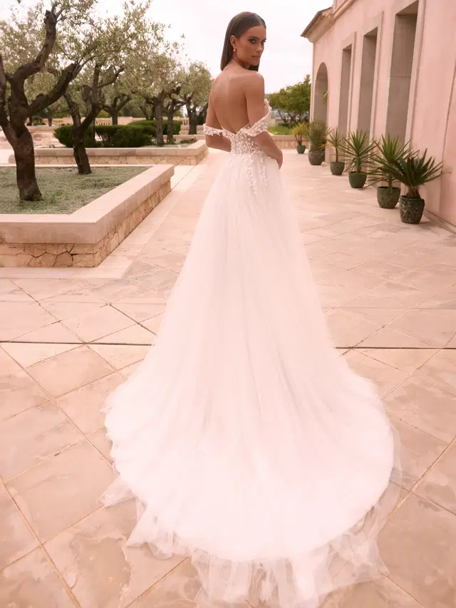 Varanes by Bianco Evento - view 2 of 6
