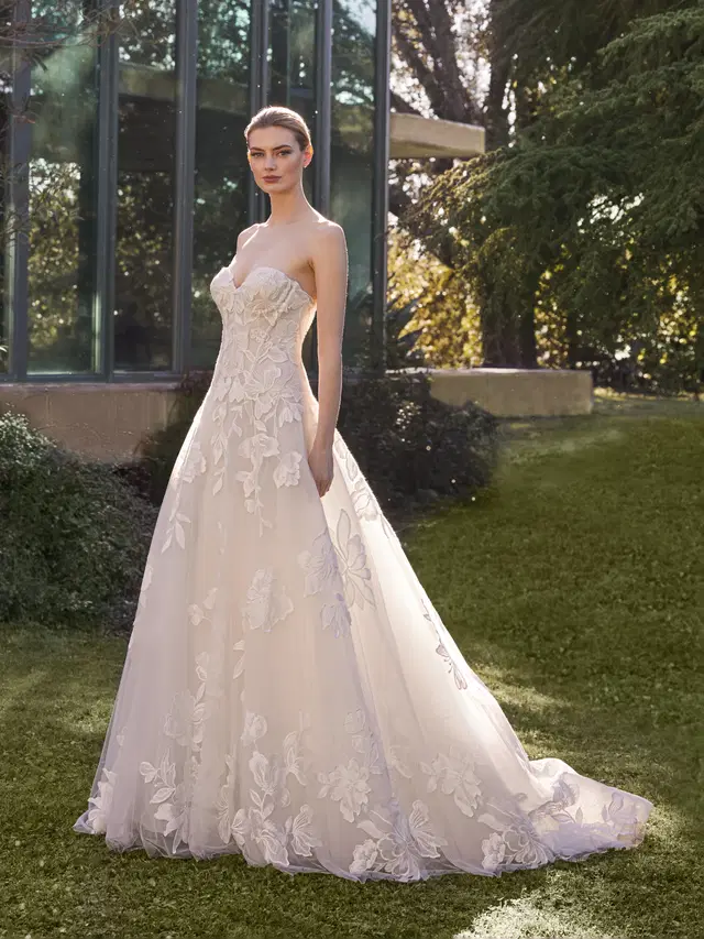 DELICATE by Pronovias: A-Line silhouette, sweetheart neckline, sleeveless, tulle