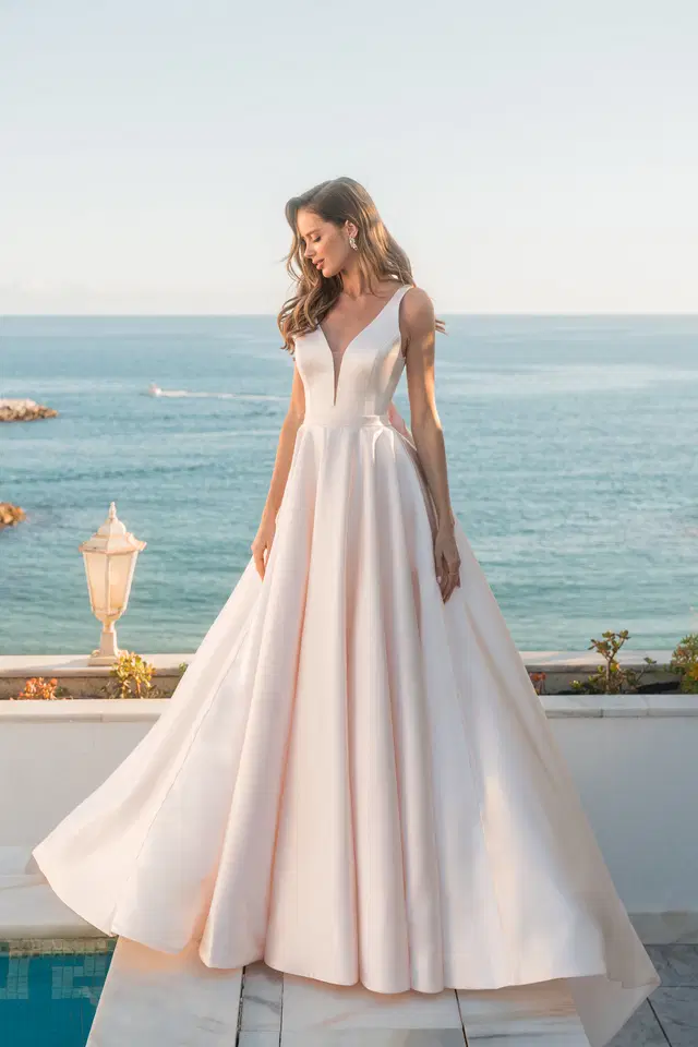 31000 by Diane Legrand: A-Line silhouette, V-neck neckline, satin