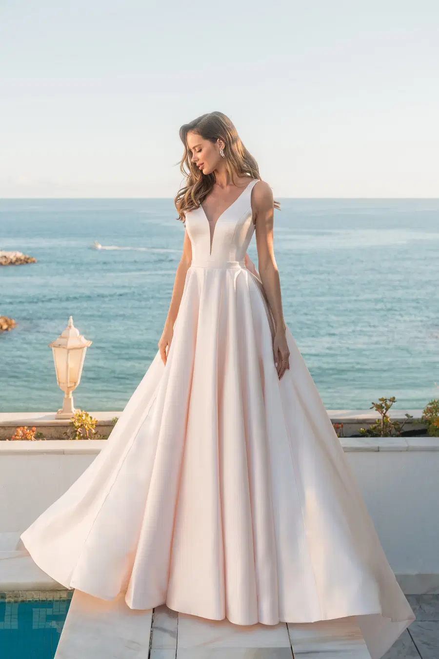 31000 by Diane Legrand: A-Line silhouette, V-neck neckline, satin