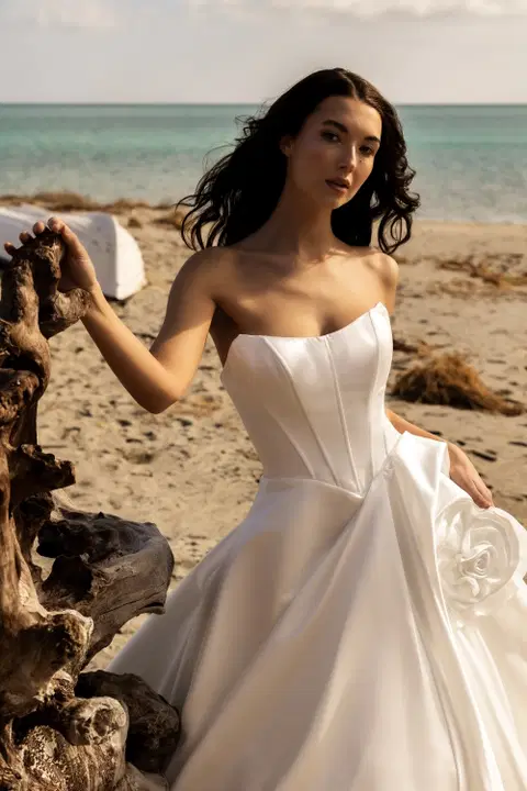 Demy wedding dress by Amo & Luv, ball gown, satin