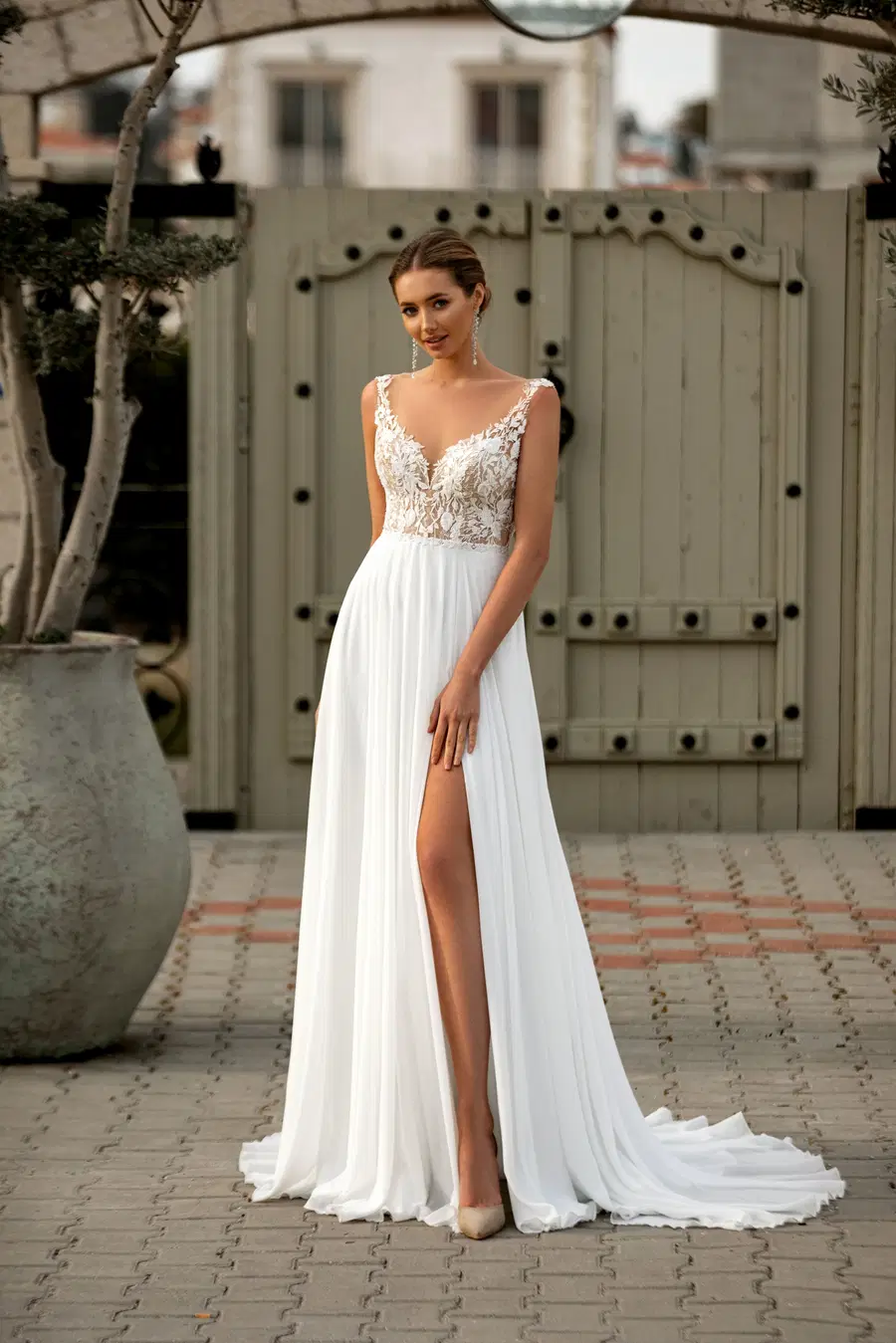 8194 by Monica Loretti: Fit & Flare silhouette, V-neck neckline, long sleeves, crepe
