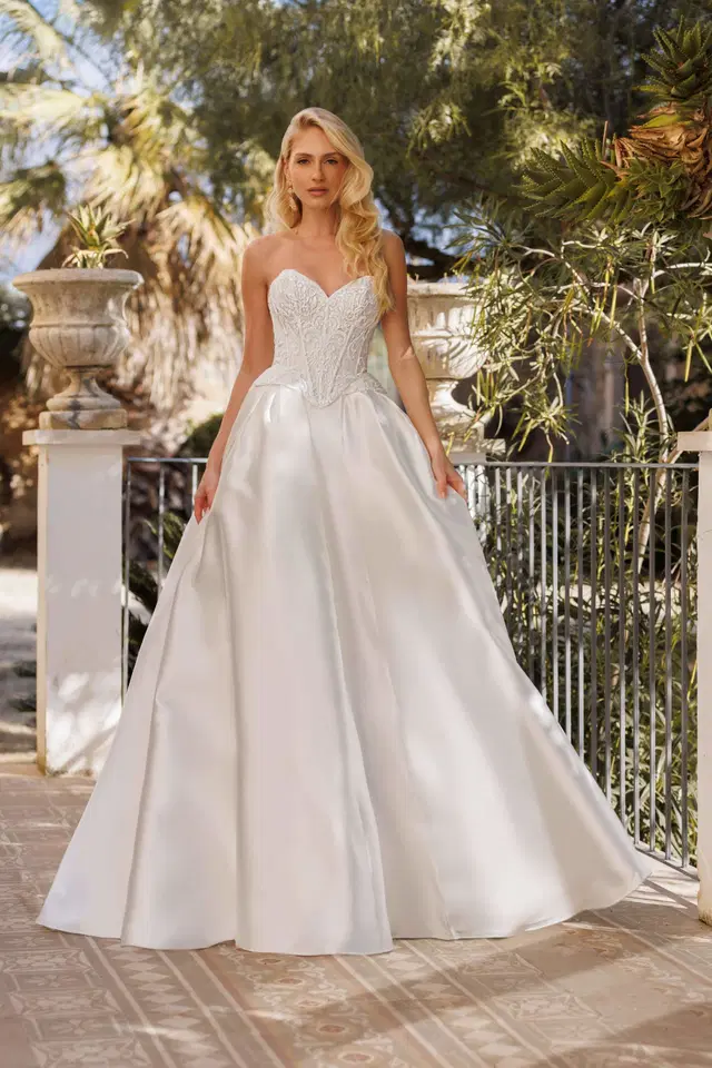 Kristina by Jarice: sweetheart neckline, lace