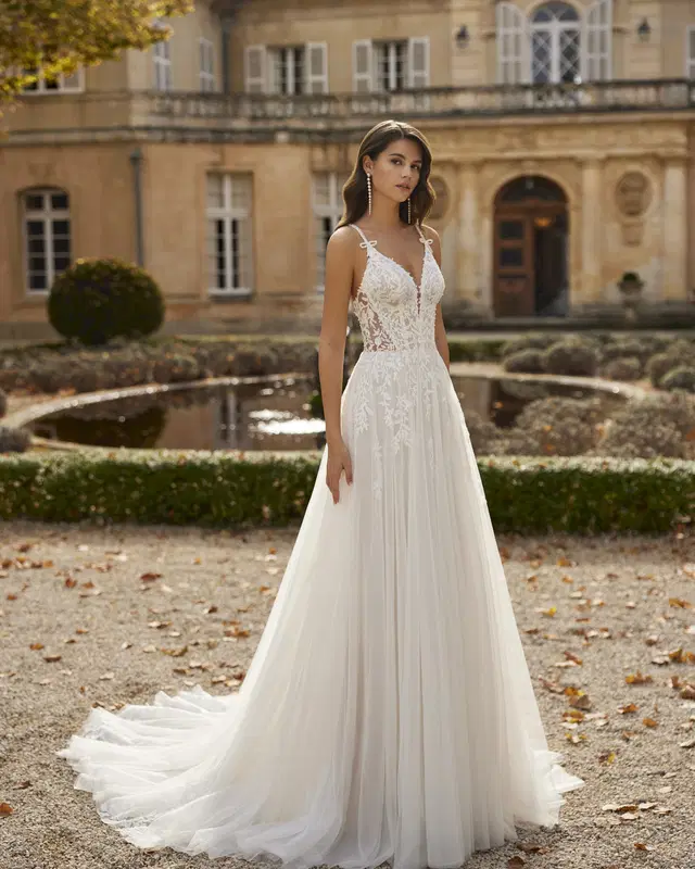 Veire by Rosa Clara: Straight silhouette, V-neck neckline, sleeveless, lace