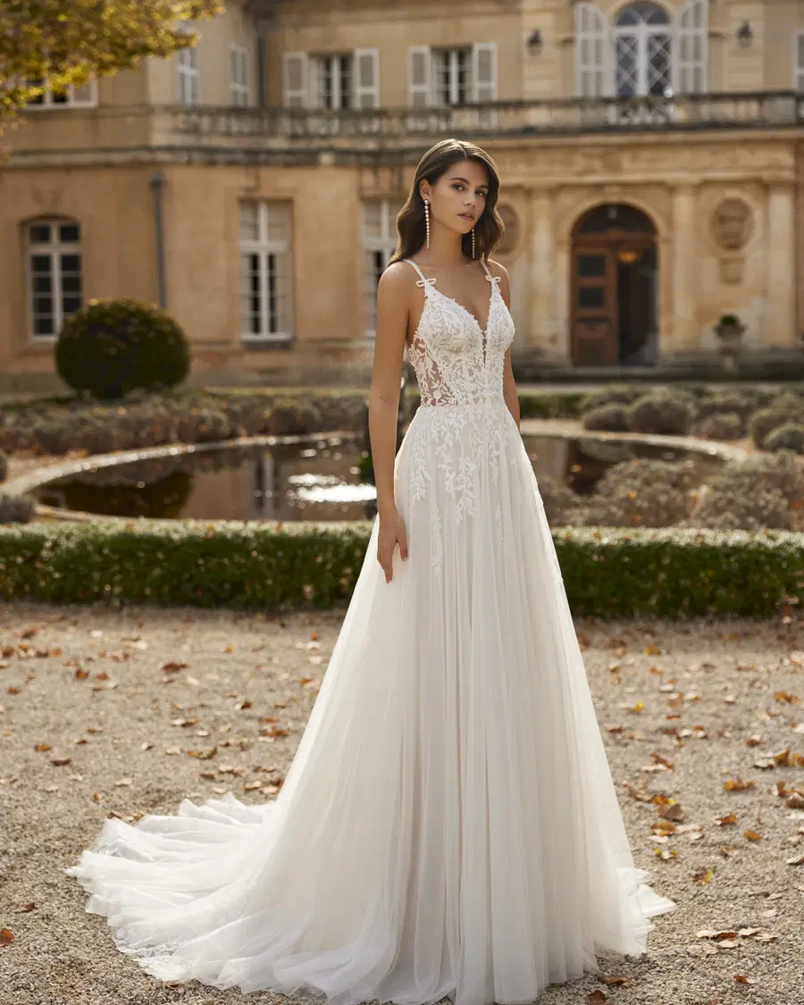 Veire by Rosa Clara: Straight silhouette, V-neck neckline, sleeveless, lace