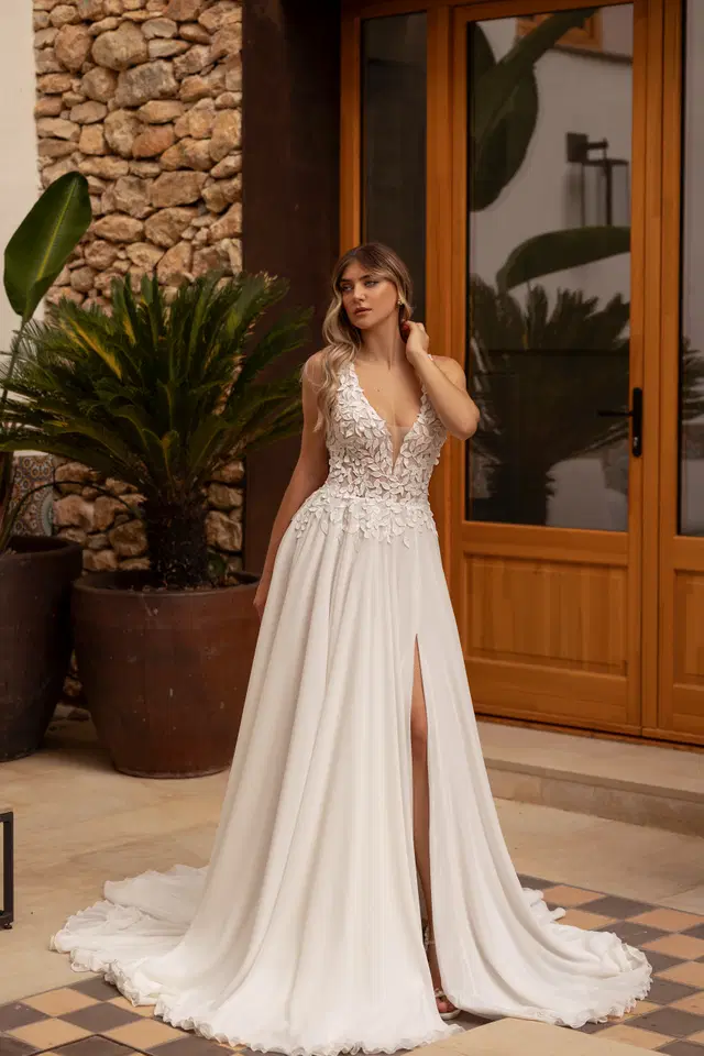 Malea by Laue: A-Line silhouette, V-neck neckline, sleeveless, chiffon