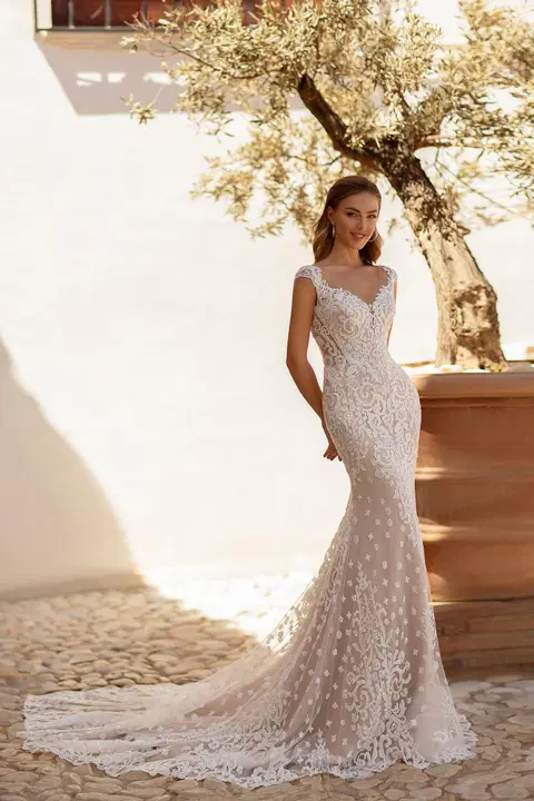 Style 8253 wedding dress by Monica Loretti, fit & flare, crepe
