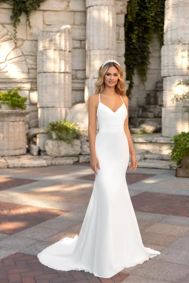 1046 by Angela Bianca: Fit & Flare silhouette, deep V-neck neckline, chiffon