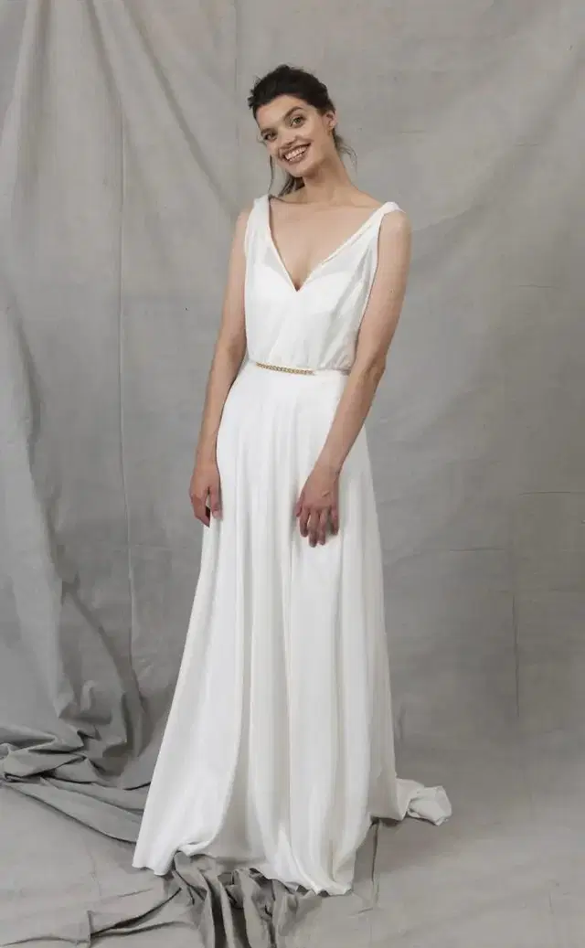 Najuma Tree by Kisui: A-Line silhouette, V-neck neckline, sleeveless, satin