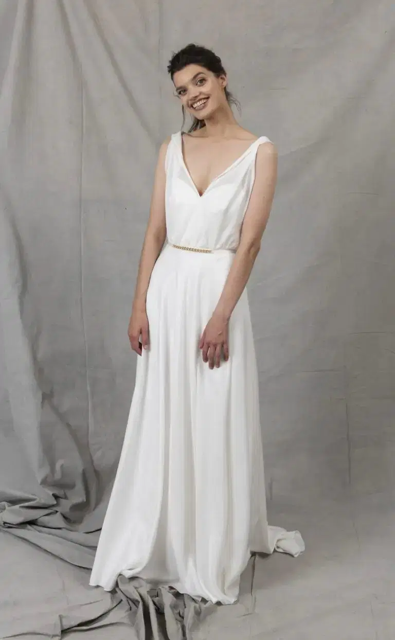 Najuma Tree by Kisui: A-Line silhouette, V-neck neckline, sleeveless, satin