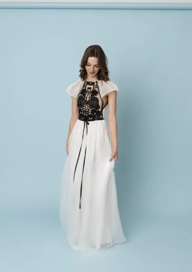 Romantic Icon by Kisui: A-Line silhouette, V-neck neckline, short sleeves, tulle