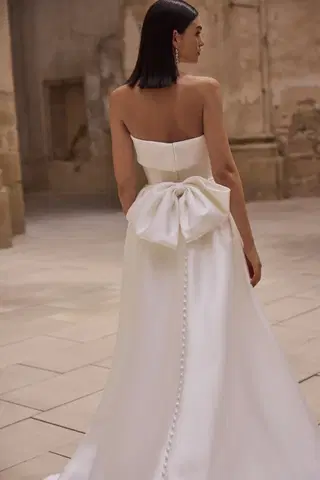 Hillary by Veni Infantino - view 3 of 4